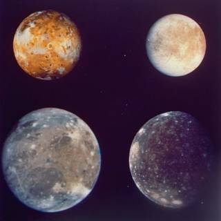 Составное изображение четырёх галилеевых спутников (слева с верху по час. стрелке) Ио, Европа, Каллисто и Ганимед